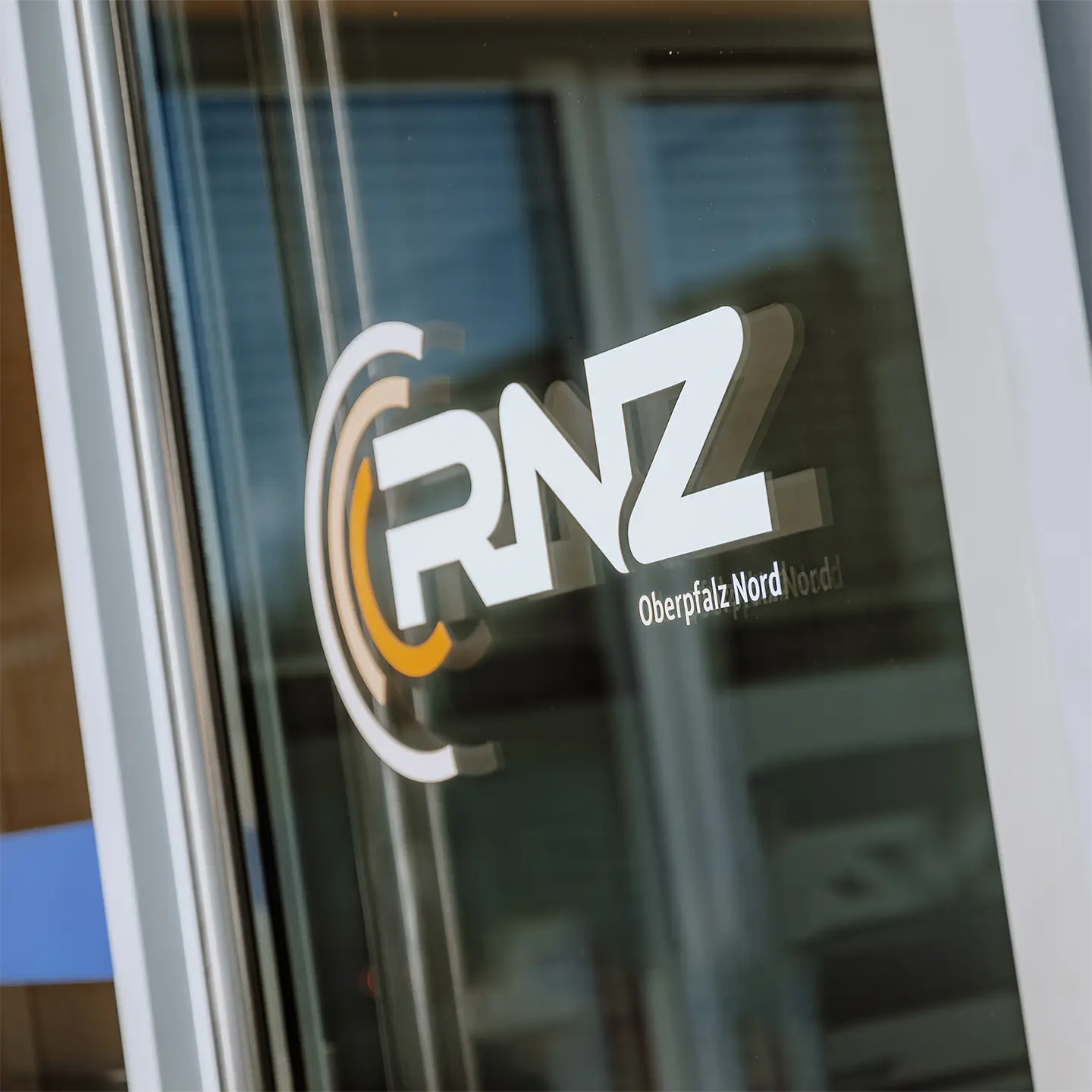Logo an der Eingangstür der Radiologisch-nuklearmedizinischen Praxis Weiden