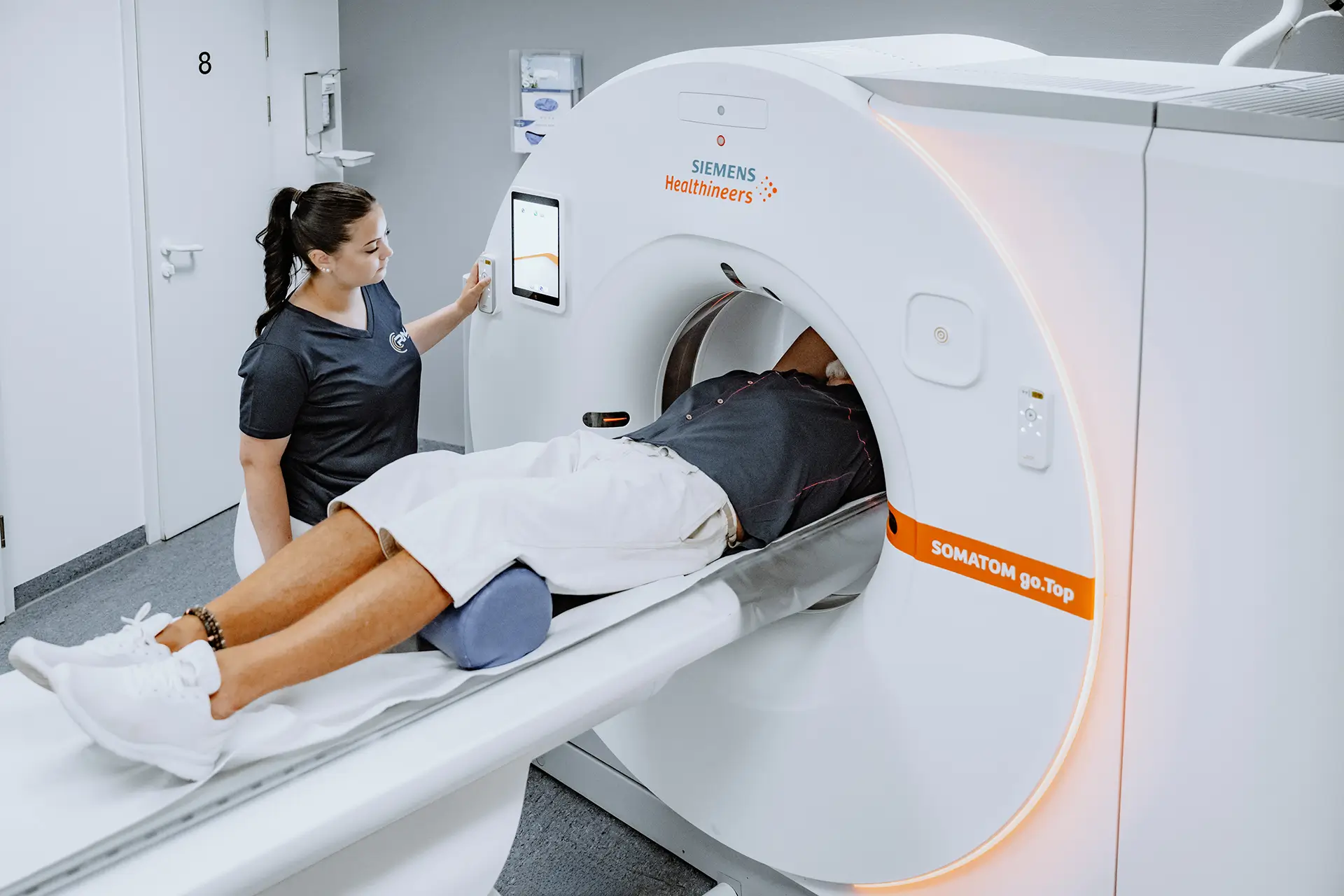 Patient liegt im Siemens SOMATOM go.Top Computertomographen während einer CT-Untersuchung im RNZ Oberpfalz Nord.