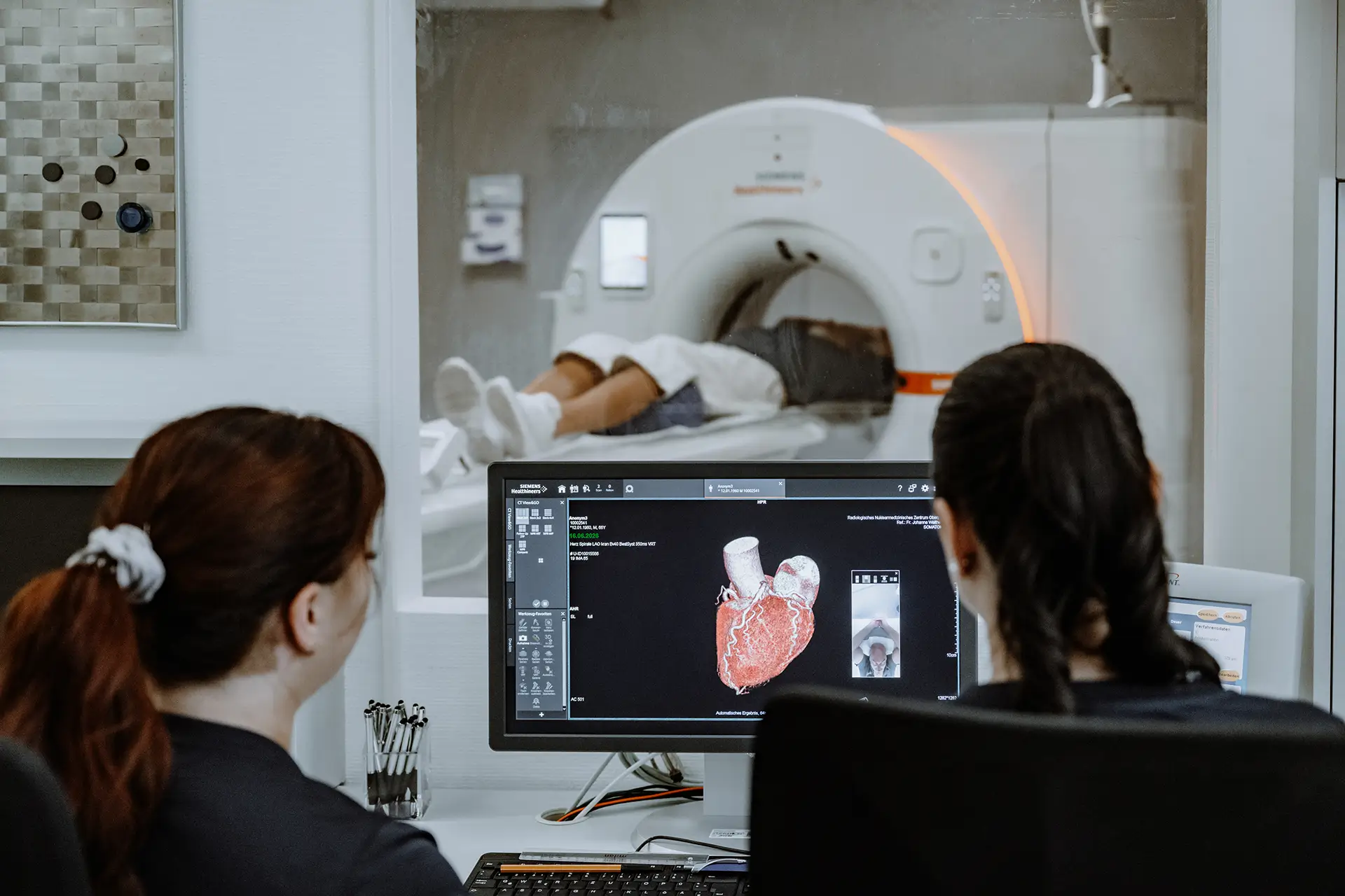 Zwei medizinische Fachangestellte überwachen eine CT-Untersuchung am Siemens-Computertomographen im RNZ Oberpfalz Nord.