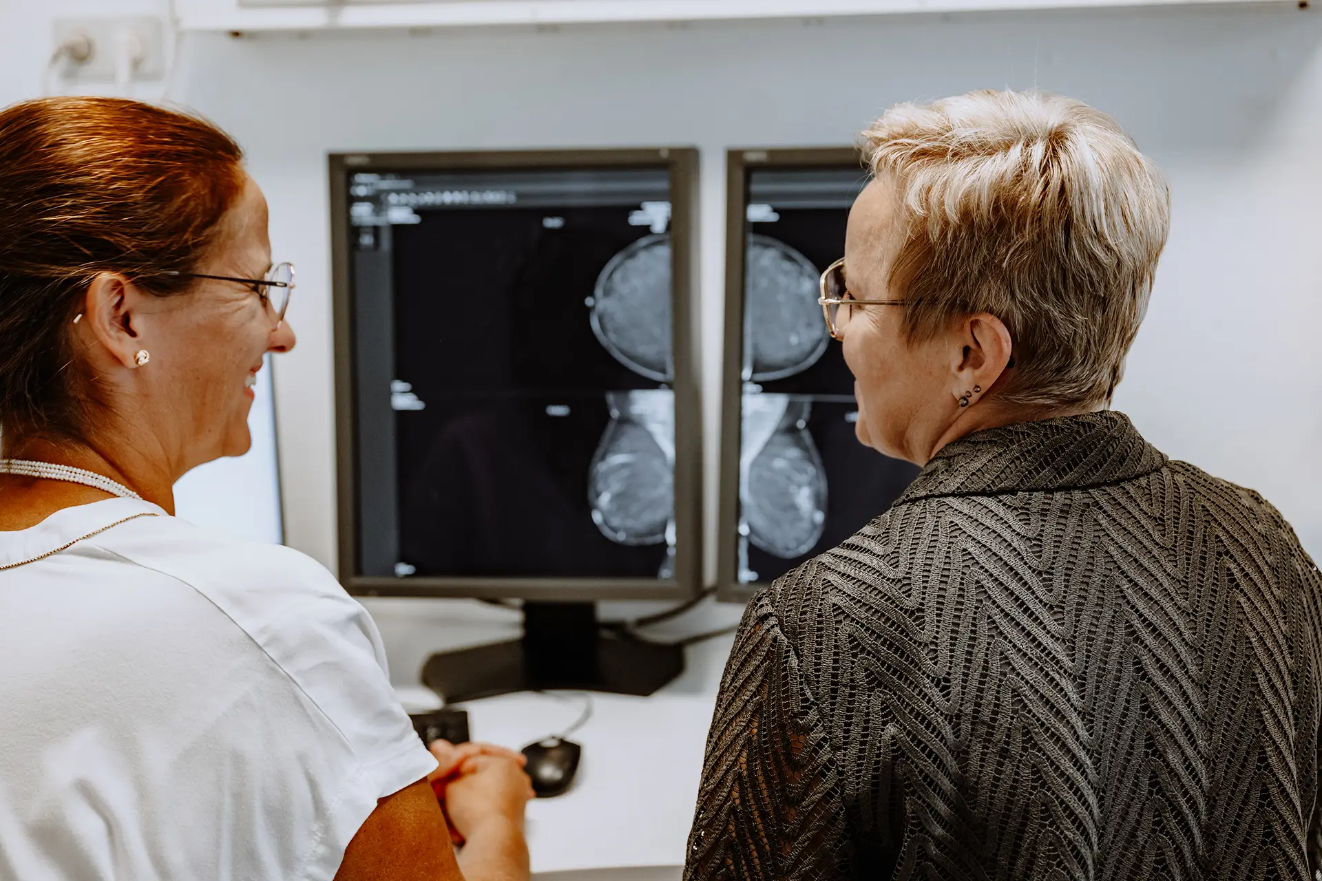 Besprechung der Memmographie-Befunde zwischen Patientin und Ärztin