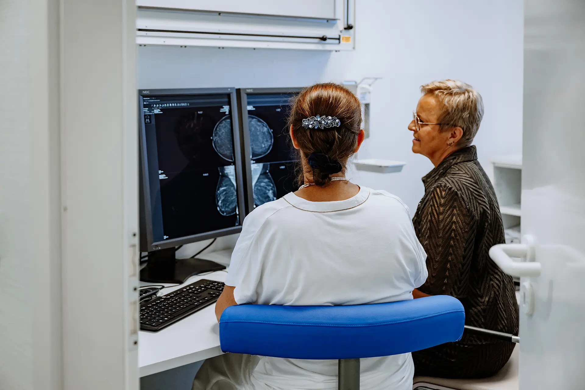 Besprechung der Memmographie-Befunde zwischen Patientin und Ärztin