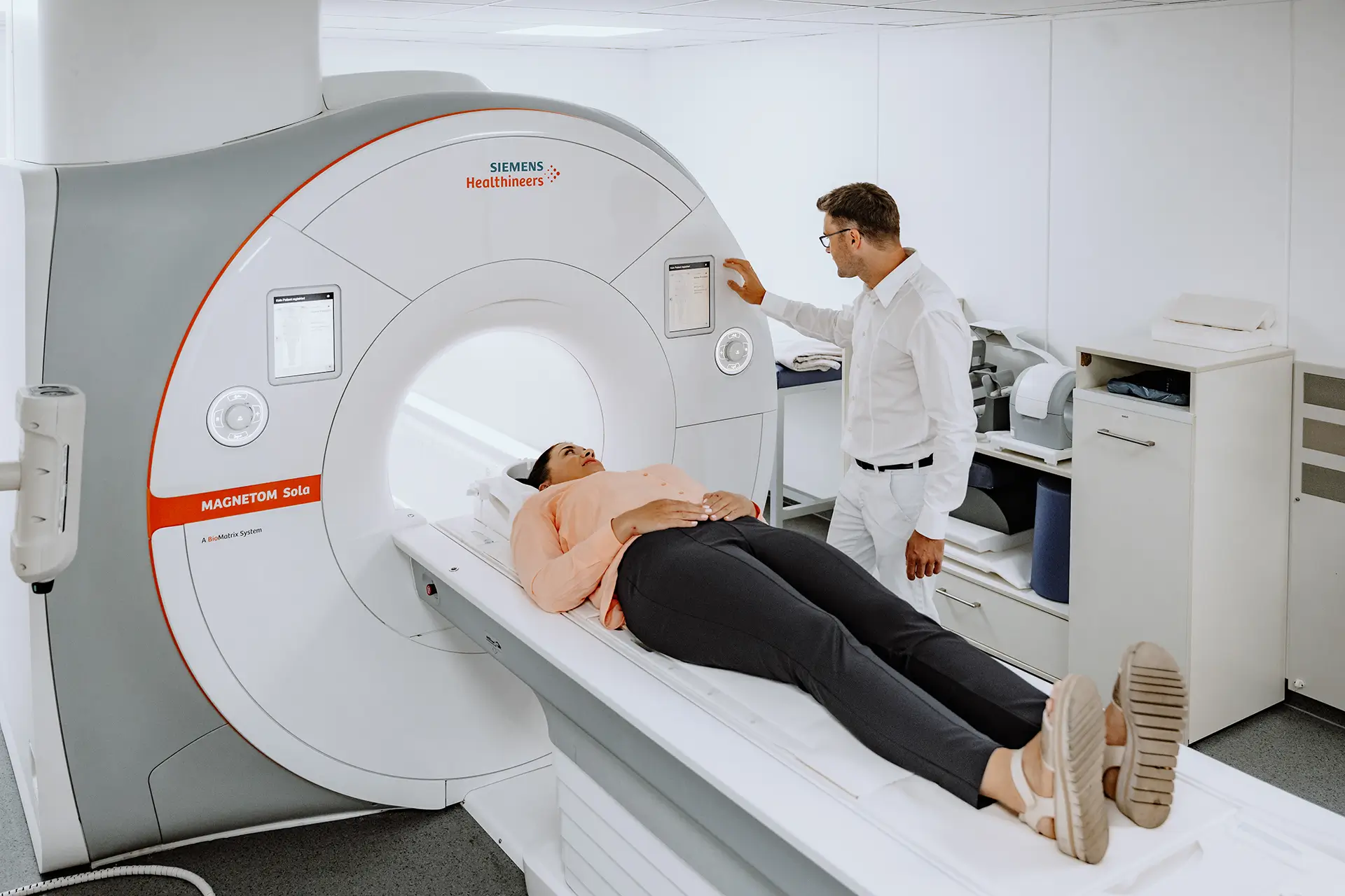 Arzt betreut eine Patientin am Siemens MAGNETOM Sola MRT-Gerät im RNZ Oberpfalz Nord.