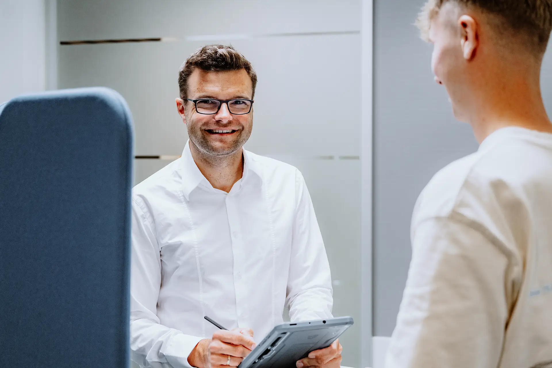 Arzt des RNZ Oberpfalz Nord im persönlichen Beratungsgespräch mit einem Patienten.